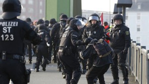 na-akcii-protesta-u-zdaniya-ecb-vo-frankfurte-zaderzhany-okolo-350-chelovek