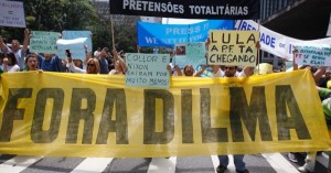 15nov2014-manifestantes-pedem-o-impeachment-da-presidente-dilma-rousseff-pt-durante-protesto-na-avenida-paulista-reuniao-central-de-sao-paulo-neste-sabado-15-1416067881768_956x500-600x313