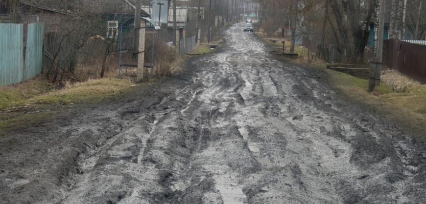 Администрация Оленинского муниципального округа отказалась ремонтировать дорогу из-за «политической ориентации» жителя