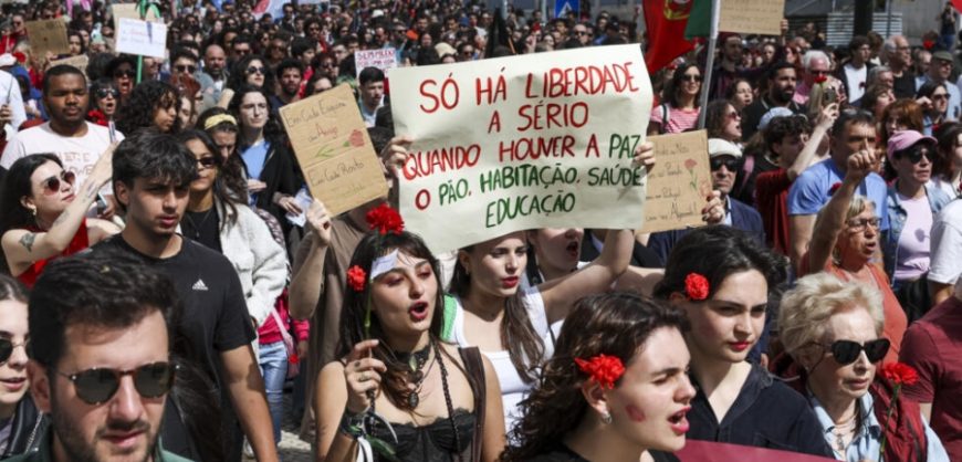 Португальцы празднуют полвека Апрельской революции