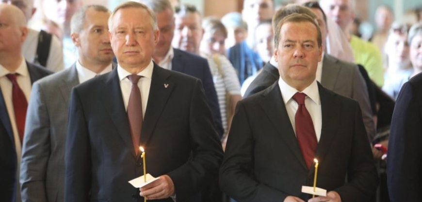 Медведев уговорил Беглова: «губернатор особенный» идёт на следующий срок