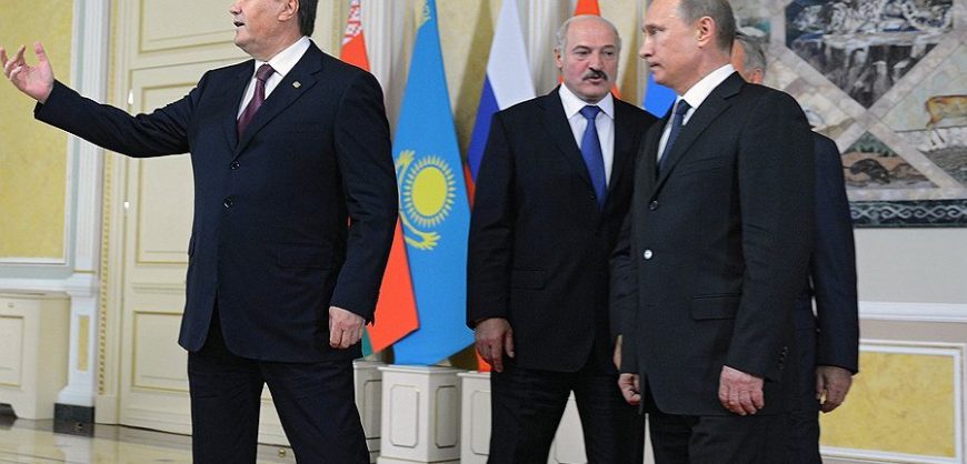 Путин и Лукашенко третьим берут Януковича