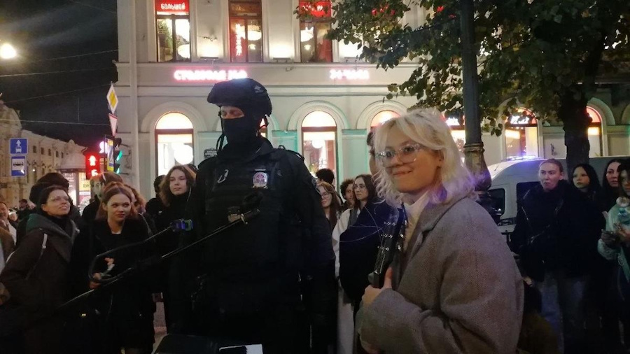 Власти Северной столицы разворачивают борьбу с музыкантами и товарами