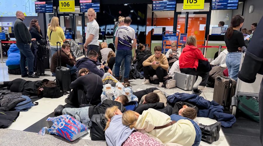 Россия в снегу: аэропорты парализованы, дороги перекрыты, люди застряли в сугробах