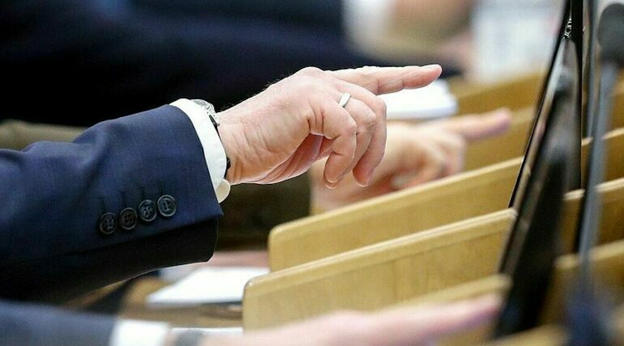 Госдума профилактирует историческое знание, РЖД вводит надбавку на защиту от диверсий