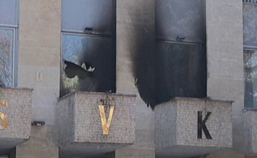 В Праге по «Русскому дому» ударили шесть коктейлей, но загорелись три