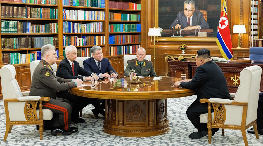 В Пхеньяне Белоусов за Колокольцевым при Володине