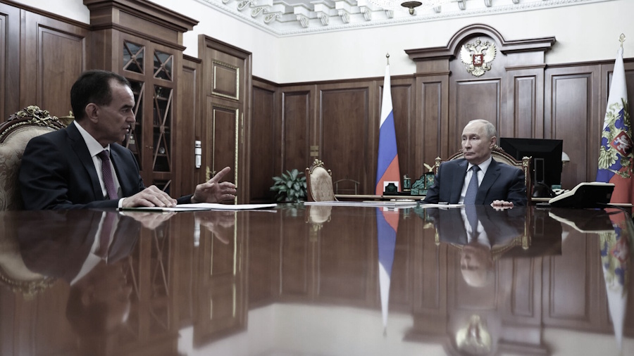 Путин благословляет Кондратьева на фоне Коробки