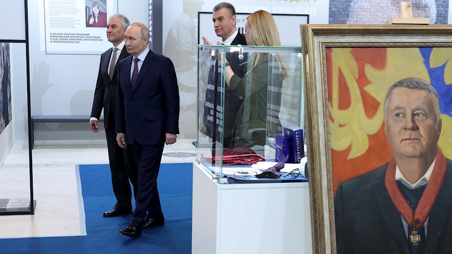 На манеже без юбиляра