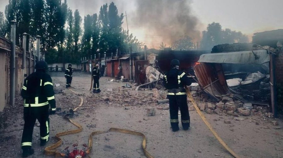 Зеленский: «Путин ещё побеждает жилые дома. Запустил “Орешник”. Реально неадекваты»