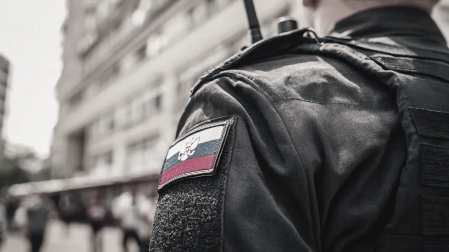 Трудовых мигрантов по бытовкам задерживали с привлечением элитной охраны