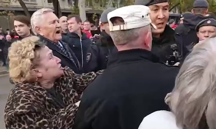 «Долой царя!»: как согласованный митинг КПРФ вышел из-под контроля