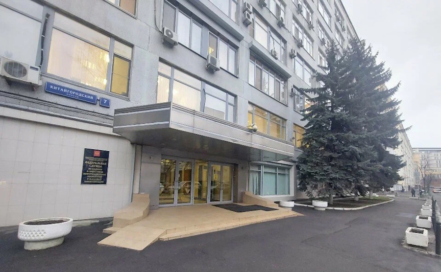 Роскомнадзор будут охранять пистолетами, петербургский медцентр — топорами и молотками